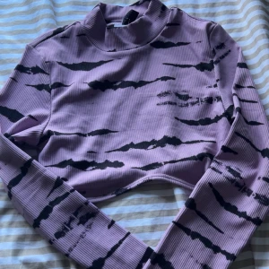Lila magtröja - Lila magtröja som aldrig använts, lappen finns kvar. Den har även tumhål och är ribbad🥰