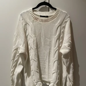 Vit skickad tröja - Vit stickad tröja i bra skick!
