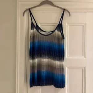 Glittrig topp - Säljer denna glittriga topp från Zara, bra skick