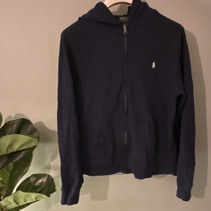 Ralph lauren zip hoodie - Polo Ralph lauren tröja marin blå, skick 8/10. 