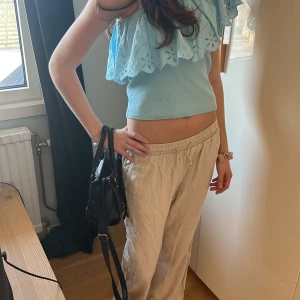 Beigea linnebyxor - Säljer dessa linnebyxor från Lindex barn. Storlek 158💕 knappt använda 💓