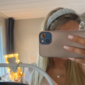 Ljusblått jeansdiadem - Snyggt ljusblått diadem i jeansmaterial med ett coolt mönster, knappt använt 💕