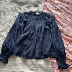 Blus från Gina - Säljer en jättefin blus med glitter detaljer den har prislappen kvar och är i size 158/164