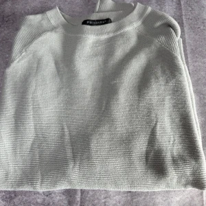 Ljusgrå tröja från Primark - Säljer en stilren ljusgrå tröja från Primark. Tröjan är långärmad och har en ribbad struktur som ger en snygg textur. Perfekt för en avslappnad look.