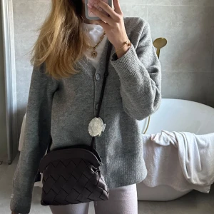Mörk vinröd axelväska  - Snygg röd brun axelväska i flätat skinn med dragkedja. Helt oanvänd och är i perfekt storlek från Åhléns💘💘