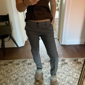 Gråa kostymbyxor - Aldrig använda! Är 163 lång
