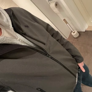 Ralph Lauren | jacka - Utförsäljning 🚨Ralph Lauren | funktionsjacka, performance | Perfekt som skaljacka | Enligt mig mycket fetare än alla HellyHansen och Haglöfs jackor man ser, mer klass på denna! + Mer unik | Stl M | Modellen är 185 cm & 72 kg | Nypris: ≈ 2500:- | Ni hittar inte modellen någon annanstans, säljs inte längre, sällsyns & eftertraktad. Mitt pris 799:-