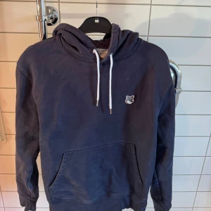 Maison kitsune hoodie  - Säljer min maison kitsune hoodie sitter rätt schysst har inte använt den så mycket då den var lite för liten när jag köpte den men skicket är rätt bra typ 7,5/10