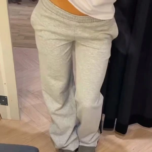 Grå mjukisbyxor från BikBok - Säljer ett par bekväma grå mjukisbyxor från BikBok i storlek XS. Byxorna har en elastisk midja som är low waist och en avslappnad passform, perfekta för en chill dag hemma. 