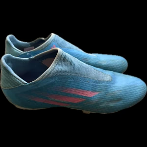 Adidas X speed flow  - Fotbollsskor skick 7/10, inga skador eller hål någonstans bara smutsiga men såklart tvättar jag innan frakt. Fråga gärna frågor om pris eller fler bilder om du har funderingar, ingen låda ingår.