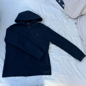 RALPH LAUREN ZIP - Mörkblå zip i storlek 18/20 (s) som är i bra skick.