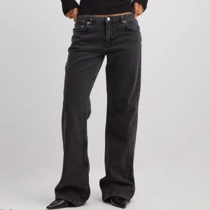 NAKD jeans - Säljer dessa trendiga och supersnygga jeansen från NAKD. Storlek 34. Använda fåtal gånger, superfint skick. Säljer pga lite för stora för mig så kommer inte till användning. Upplever dom något stora i storleken. Low waist. Nypris 699kr men jag säljer för 450kr.