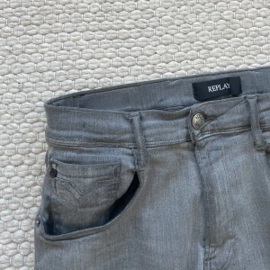 Replay anbass grå - Replay anbass grå i storlek W31 L30. Bra skick köptes helt nya och har användes lite sedan dess. Inga defekter. Hör av dig vid funderingar!