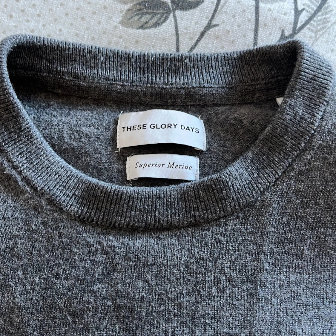 Grå merinoulltröja från These Glory Days - 1