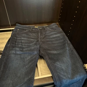 Mörkblå jeans från Jack & Jones - Mörkblåa jeans från Jack n Jones |Tapered/mike|  näst in till orörda W30 L32