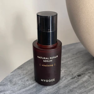 Hyggee Natural Repair Serum 30ml - Oparfymerat serum lämpad för alla hudtyper, även känslig. Ger lyster och fukt, köptes på Glowid!