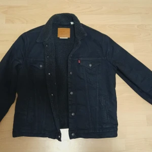 Levis farkkutakki - 1kk vanha miesten Leviksen takki joka on M-kokoa. Takki on minulle valitettavasti mennyt pieneksi, joten se etsii uutta omistajaa. Loistava ja tyylikäs kesätakki jonka Ovh. 150e. Kunnoltaan kuin uusi.  Jos hinta ei miellytä, tarjoa!