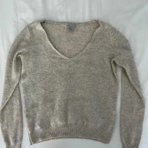 Beige kashmirtröja från Zara - Mammas gamla som krympt i tvätten 