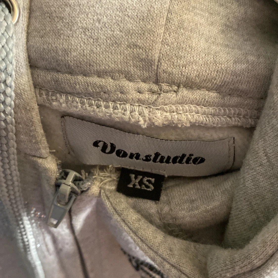 Grå huvtröja med dragkedja från Vonstudio - 1