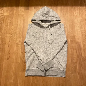 Hollister kofta - Hollister Kofta i storlek XS, koftan är väl omhändertagen, slutsåld! Hör av vid intresse!