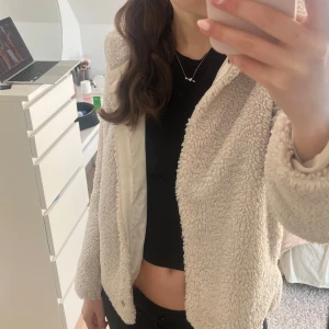 Teddyjacka - Beige teddyjacka med luva! använd fåtal gånger!