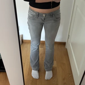 Ljusgrå LTB Valerie jeans - Säljer dessa skitsnygga slutsålda jeansen från LTB. Säljer då de är lite för små för mig och kommer därför inte till användning. Inga som helst defekter. Innerbensmått: 80 cm Midjemått: 36 cm. Kontakta gärna för mer info 🥰.           Säljer även ett par ljusblå i storlek 27/32.