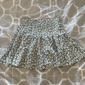 Blommig kjol från lager 157 - Söt blommig kjol från lager 157 i grönt och vitt. Kjolen har ett volangigt fall och elastisk midja för bekväm passform. Perfekt för en somrig look!