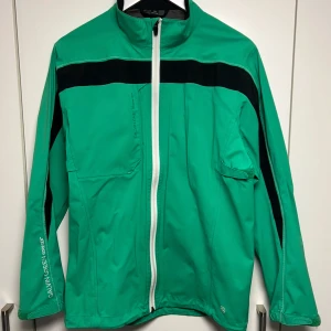 Regnjacka från Galvin Green - Säljer en grön golfregnjacka från Galvin Green i fint skick. GORE-TEX teknologi för extra skydd mot väder. 