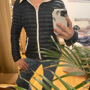 Colmar jacka - Säljer en skitsnygg colmar jacka perfekt till våren🌼 Den är marinblå med vita dragkedjor som verkligen får jackan att poppa🤩 Den är lite smutsig på insidan med går säkert bort med tvätt❤️ Finns qr kod som tar en till colmars hemsida, är öppen för frågor och prisförslag🤗❣️Storlek it 44 vilket motsvarar eu 38/m, men passar mig perfekt som har xs-s! (Kan gå ner i pris)