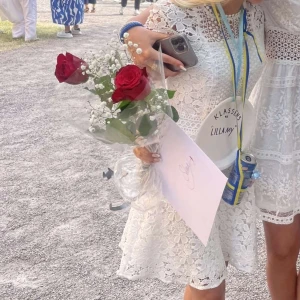 Vit spetsklänning - Säljer min super fina spetsklänning som inte kommer komma till användning mer💕 perfekt till student eller skolavslutning! Storlek xs och passar mellan 150-165 lång💕