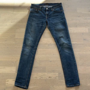 Nudie Jeans - Snygga blå jeans från Nudie Jeans i en snygg tvätt. Storlek 28/32 