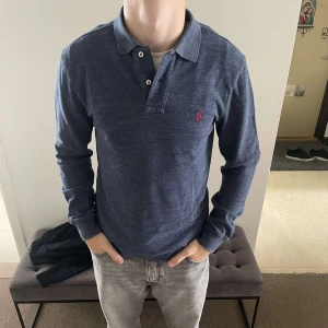 Ralphlauren pikétröja  - Säljer min fina Ralph Lauren pikétröja  i storlek M. Den har inga defekter, den är sparsamt använd. Skriv ifall du har några frågor! Först till kvarn☺️ kolla gärna in mina liknande varor i profilen.