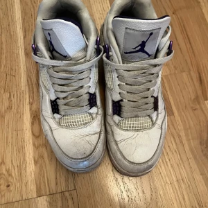 Air Jordan 4 Metallic Purple - Jordan 4 Purple Metallic från PANDABUY(om du inte fattar vad jag menar så skriv och fråga. Skriv vid frågor. Pris kan diskuteras. Står inte för frakt. Det står att det är storlek 44 men det sitter närmare 42,5-43