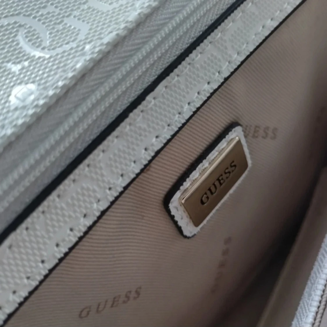 Vit broderad axelväska från Guess - 3