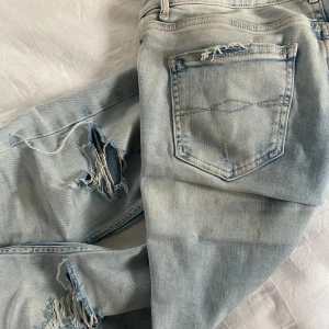 Lågmidjade jeans - Jätte snygga low jeans med hål på knäna och lite slitningar storlek 34❣️köpta på plick och hon hade klippt av dom så passar 165 och neråt lite små fläckar kom privat