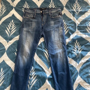 Replay Blåa Jeans Hyperflex - Denna varan säljs för att jeansen har krympt på ägaren! Slim fit