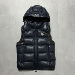 Moncler väst  - Moncler bormes väst strl 2 i mycket gott skick (9/10). Säljes på grund av minskad användning vid snabba affärer utlovas bra pris lägg ett bud så kan vi diskutera 