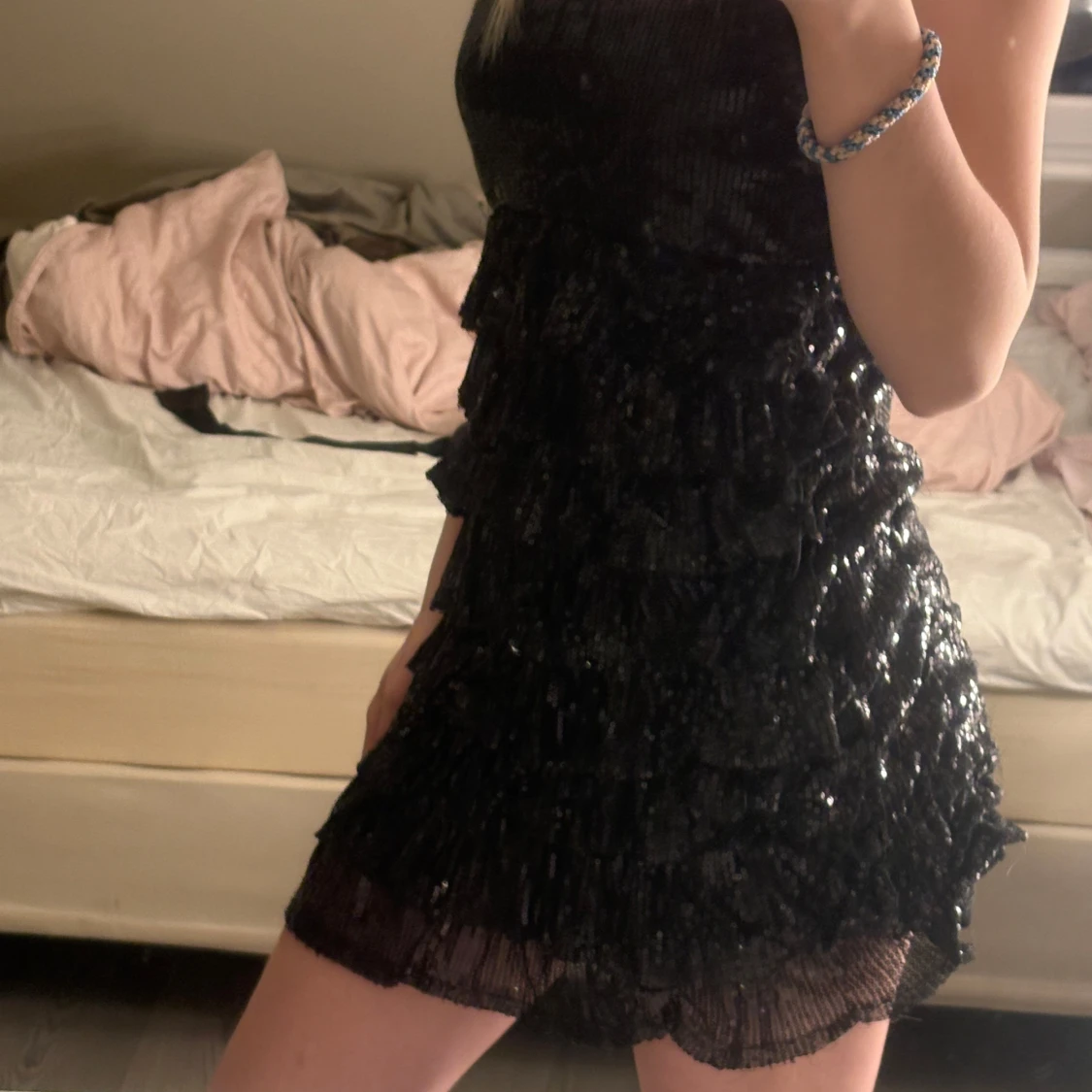 Svart glittrig klänning - 1