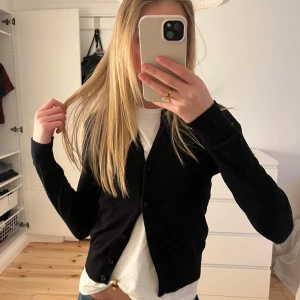 Svart kofta med knappar - Säljer en stilren svart kofta med knappar framtill. Den har långa ärmar och passar till allt💖💖