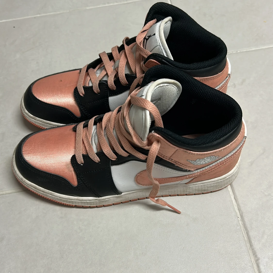 Nike Air Jordans i svart och rosa - 1