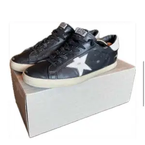 Säljer nu ett par skitsnygga Golden goose skor |Perfekta till sommaren. Lite slitna vid hälen men inget som syns när du har dem på dig |  nypris runt 5000kr |  Vårt pris 1999kr som är ett sjukt bra pris | Hör av er vid minsta fundering eller intresse | priset är inte hugget i sten!