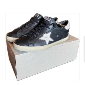 Golden goose skor - Säljer nu ett par skitsnygga Golden goose skor |Perfekta till sommaren. Lite slitna vid hälen men inget som syns när du har dem på dig |  nypris runt 5000kr |  Vårt pris 1999kr som är ett sjukt bra pris | Hör av er vid minsta fundering eller intresse | priset är inte hugget i sten!