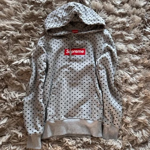 Supreme Polka Dot 2012 Hoodie - Size M, använd sällan. Tar bort den snart…