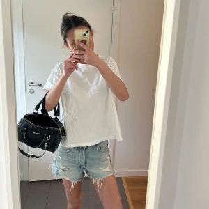Jeans shorts  - Säljer dessa supersnygga jeansshorts, knappt använda så mycket fint skick!!🥰✌️Storlek 32