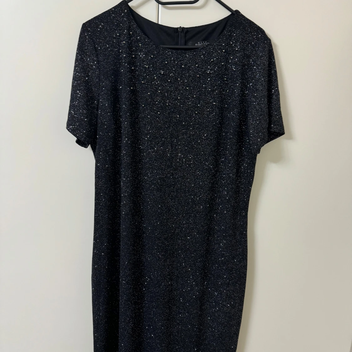 Svart ärmlös klänning med glittriga detaljer - 1