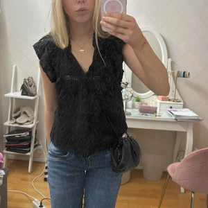 Svart blus från Neo Noir - Säljer denna snygga svarta blusen från Neo Noir💓