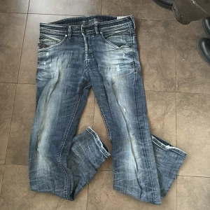 Diesel jeans  - Tja! Säljer dessa feta jeans från diesel för dunder pris! Det är en lite äldre och mer sällsynt modell och säljer dessa för dunder pris (nypris: 1800) 