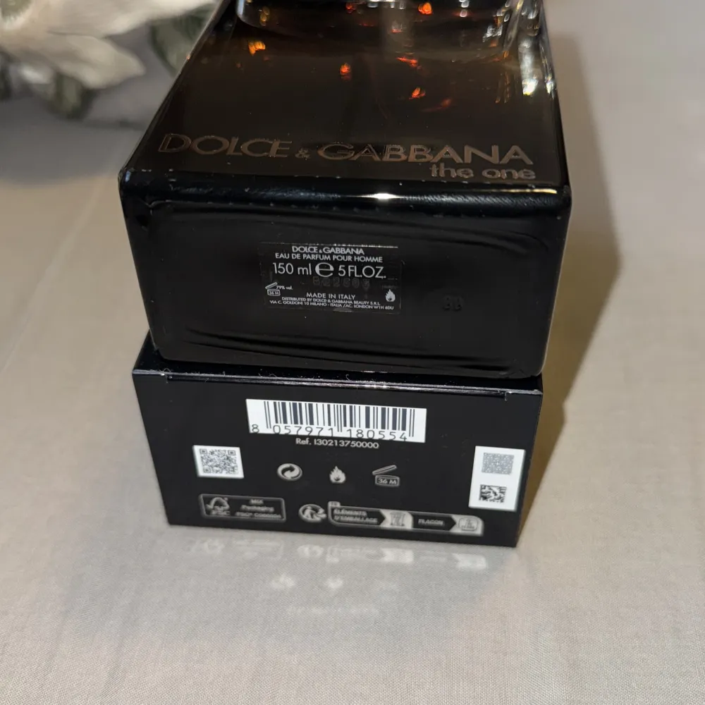 Säljer en lyxig herrparfym från Dolce & Gabbana, The One. Flaskan är elegant med en mörk bärnstensfärg och svart lock. Innehåller 150 ml av en förförisk doft som kombinerar orientaliska och kryddiga toner. Perfekt för den som vill ha en sofistikerad och tidlös doft.. Perfume.
