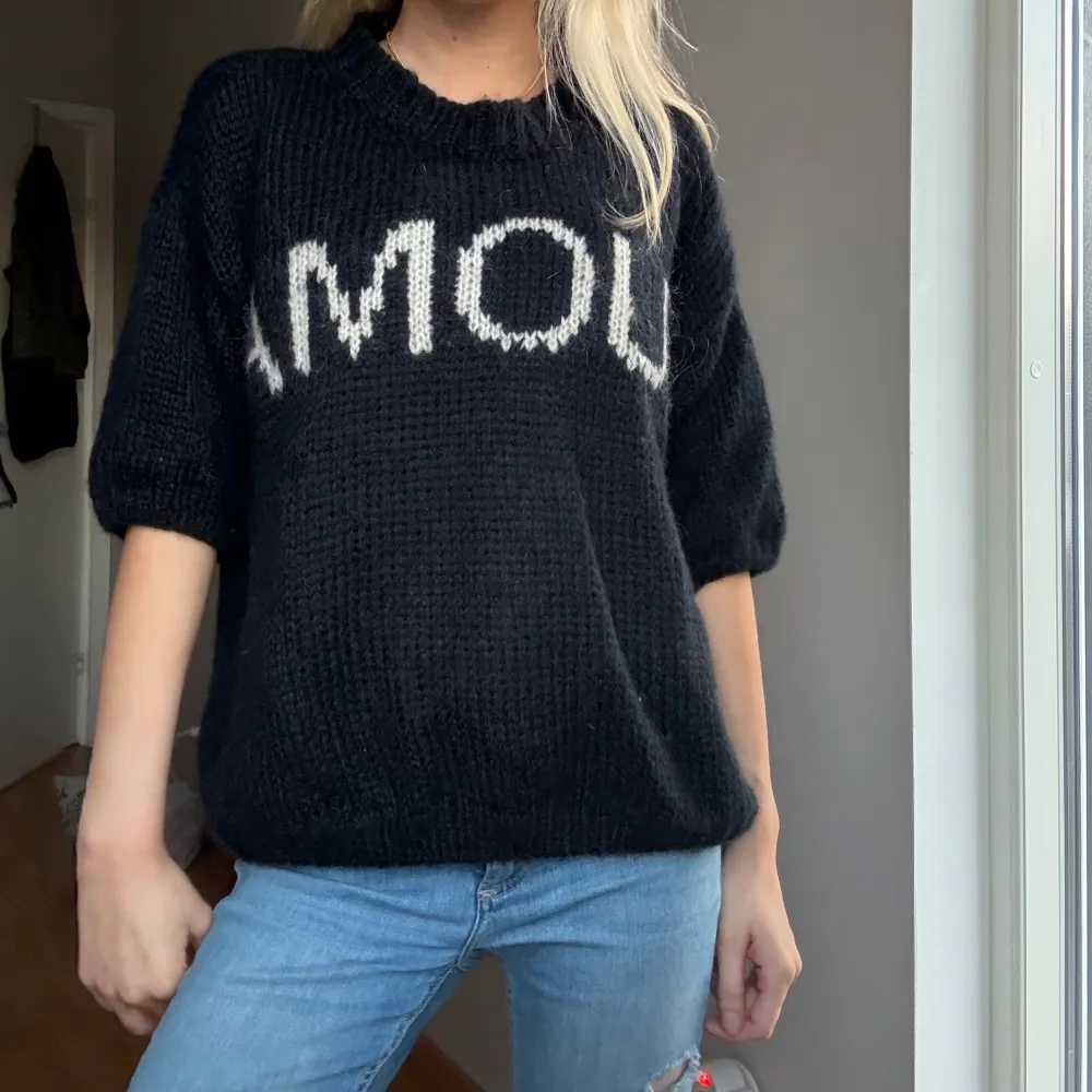 Super fin AMOUR tröja skriv till mig vid frågor!💓. Neuletakit & Villapaidat.