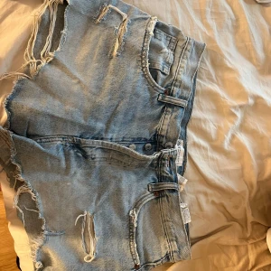 Jeansshorts zara - Fina jeansshorts från Zara, liten reva som syns på bilden 